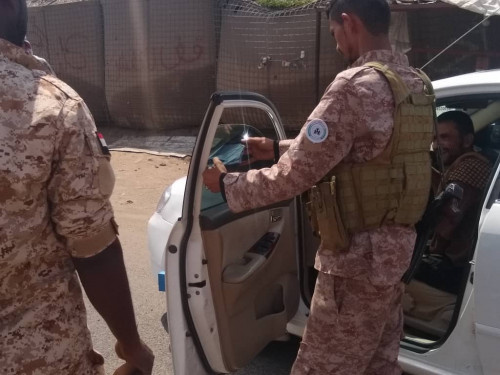 حملة أمنية لإزالة لواصق "العاكس" من السيارات بمحافظة لحج