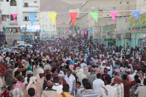بالاعلام الجنوبية وصور الرئيس الزُبيدي.. اهالي مدينة القطن يستقبلون نجوم الشعر وفرق الألعاب الشعبية بحضرموت