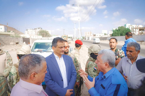 المحافظ لملس يتفقد العمل في طريق شهيناز ويشدد على سرعة انجازه