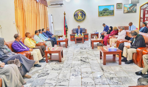 الخُبجي يلتقي بنخبة من أكاديميي جامعة عدن