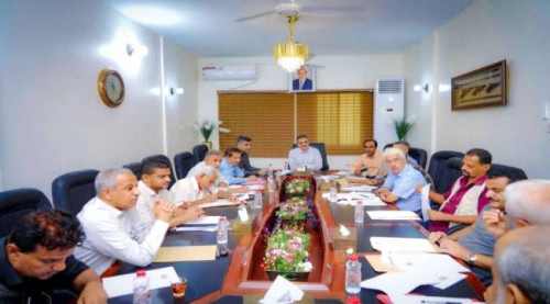 لملس يجتمع بمديري المديريات وعدد من المكاتب التنفيذية يناقش آلية مجابهة تطورات جائحة كورونا