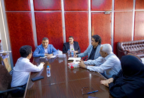 المحافظ لملس يلتقي قيادة شركة النفط ويتخذ عدداً من التدابير لتوفير مادة البنزين&nbsp;