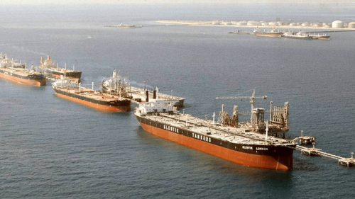 السعودية تعلن عن استهداف ميناء رأس تنورة ومنطقة سكنية بالظهران