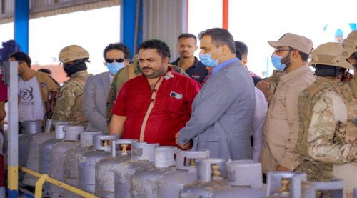 محافظ عدن يفتتح محطة بئر فضل لتعبئة الغاز المنزلي ويدعو للاستثمار في قطاع الخدمات