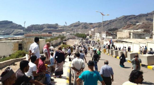 متظاهرون غاضبون يتجاوزون بوابات قصر معاشيق