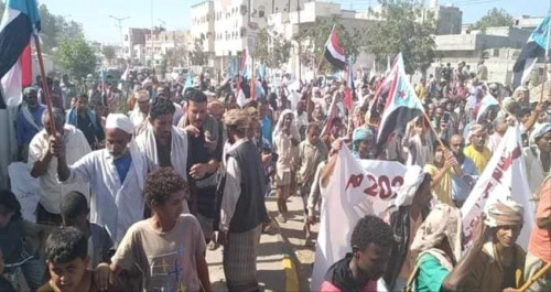 مسيرة جماهيرية بأبين تندد بالفاسدين والمطالبة بسرعة تنفيذ اتفاق الرياض