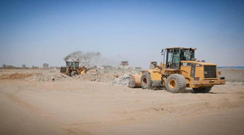 حملة مستمرة لتسوية الشوارع وإزالة العوائق في منطقة بئر فضل