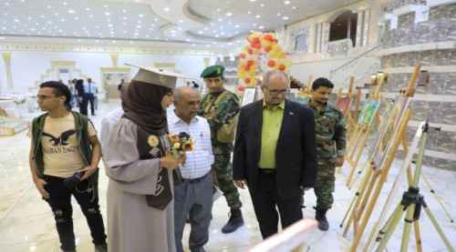 الجعدي يزور معرض قسم الفنون الجميلة بكلية الآداب