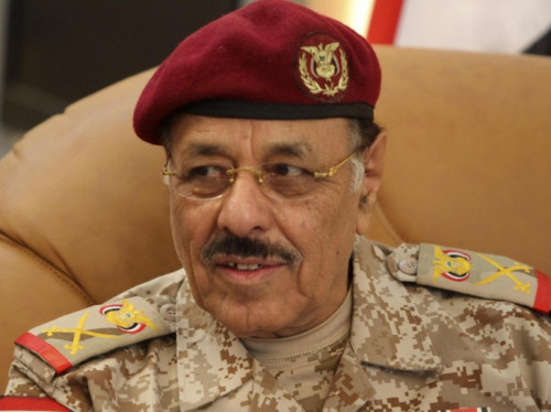 فضيحة مدوية.. علي محسن الأحمر يعزي في مقتل قيادي حوثي