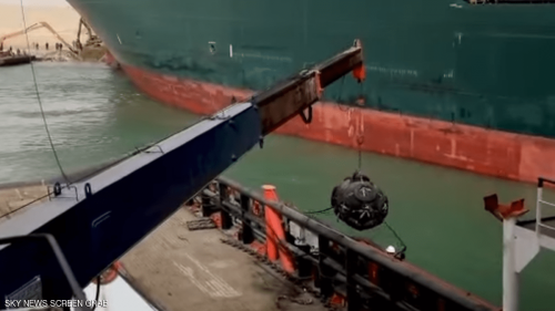 جهود مصرية لتعويم السفينة الجانحة في السويس