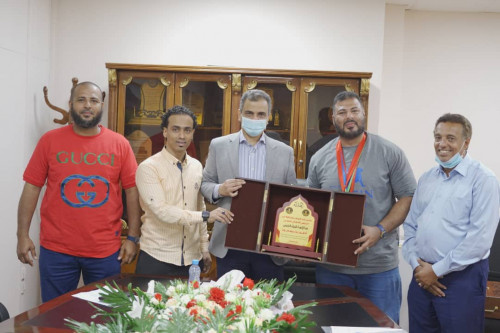 لملس والسقاف يكرمان البطل العدني أدهم بدر مسعود