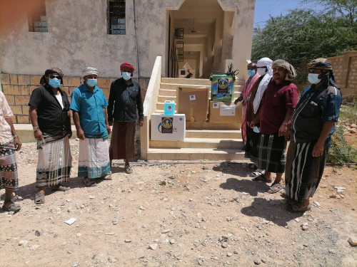 قيادة انتقالي عمد تسلم المركز الصحي بالمديرية أدوات ومستلزمات طبية لمجابهة كورونا