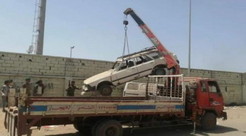 عدن.. حملة لإزالة السيارات المُتهالكة من شوارع المنصورة 