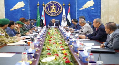 بحضور قيادات عسكرية وأمنية.. رئاسة الانتقالي تستعرض مستوى تنفيذ حكومة المناصفة لالتزاماتها في المجالين الخدمي والاقتصادي ودفع المرتبات