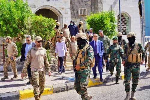 الخُبجي يشهد عرضاً عسكرياً لوحدات مكافحة الإرهاب التابعة للواء العاصفة