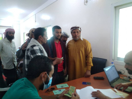 رئيس تنفيذية انتقالي سقطرى يدشن توزيع مكرمة "خليفة الإنسانية" للمتقاعدين المدنيين بالمحافظة