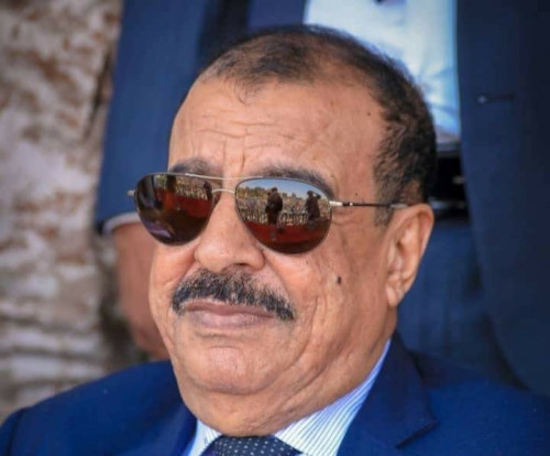 اللواء بن بريك يُعزي في وفاة المدير العام السابق لمطاري عدن والريان الدوليين سالم محمد التميمي
