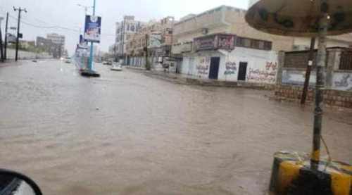 شبوة.. مياه الأمطار تداهم مرافق مستشفى عتق