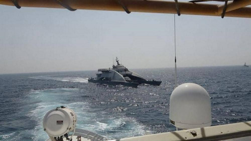 طلقات لأعيرة نارية من سفينة حربية أمريكية بعد اقتراب 3 زوارق للحرس الثوري الإيراني