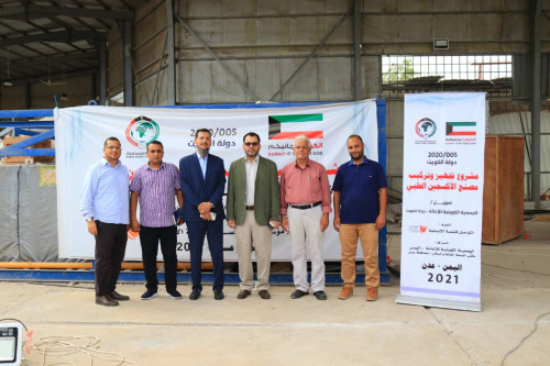 الكاف وشيخ يتفقدان مصنع الأوكسجين الطبي في المنصورة بالعاصمة عدن