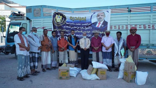 انتقالي حضرموت يدشن توزيع سلل غذائية مقدمة من رجلي الأعمال المنصب باعبود والشيخ المشجري