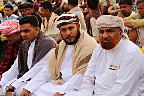 رئيس تنفيذية انتقالي سقطرى يؤدي صلاة عيد الفطر المبارك مع جموع المصلين بمدينة حديبو