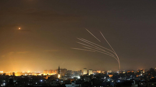 قصف إسرائيلي مكثف على غزة والجيش يعلن التوغل في القطاع