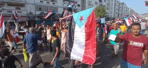 أبناء عدن يتظاهرون للمطالبة بتوفير الخدمات 