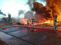 النيران تشتعل في 18 خزانا للنفط في مصفاة طهران (صور)