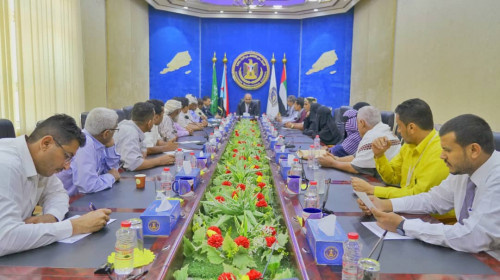 الرئيس الزُبيدي يلتقي بأعضاء الجمعية الوطنية والهيئة التنفيذية لانتقالي محافظة أبين