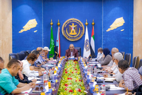 الرئيس الزُبيدي يلتقي أعضاء اللجنة الاقتصادية العُليا للمجلس
