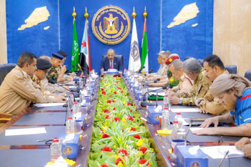 الرئيس الزُبيدي يترأس الاجتماع الدوري بالقادة العسكريين والأمنيين