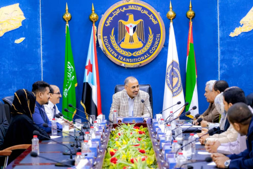 الرئيس الزُبيدي يترأس لقاءً مشتركًا للدائرة القانونية بالأمانة العامة واللجنة القانونية بالجمعية الوطنية
