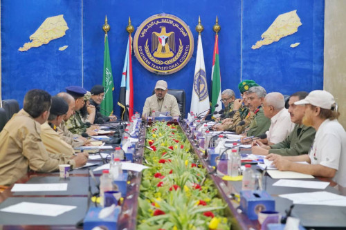 الرئيس الزُبيدي يترأس الاجتماع الدوري للقادة العسكريين والأمنيين