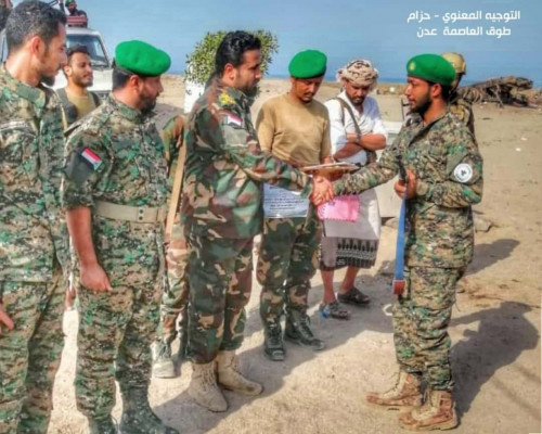 قيادة حزام طوق عدن تواصل تكريم الجنود المبرزين في ضبط الممنوعات والمهربات 