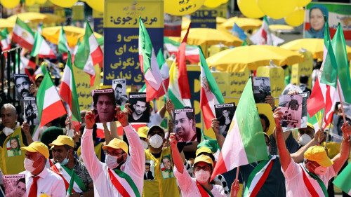 معارضون إيرانيون في المنفى يطالبون بمحاكمة إبراهيم رئيسي (صور)