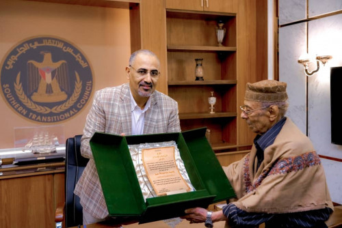 الرئيس الزُبيدي يُكرّم الكاتب والقاص الجنوبي الكبير أحمد محفوظ عمر