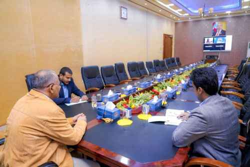 عبر الإتصال المرئي.. الرئيس الزُبيدي يعقد اجتماعاً مع سفير المملكة المتحدة بمناسبة انتهاء فترة عمله