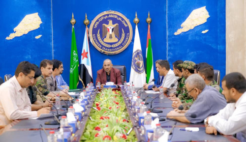 الرئيس الزُبيدي يلتقي القيادات العسكرية من أبناء محافظة شبوة