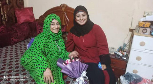 مديرة الثقافة بالعاصمة عدن تطمئن على صحة الفنانة القديرة أمل كعدل