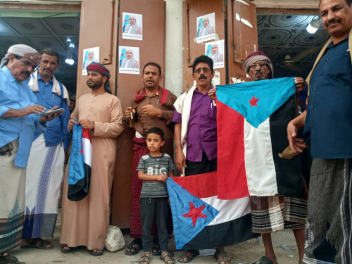 مديرية رخية تعيد تجديد أعلام الجنوب وصور الرئيس الزُبيدي على الأعمدة وبعض المباني بعاصمة المديرية