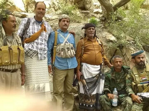 رئيس انتقالي أبين يتفقد مواقع المقاتلين في الخطوط الأمامية في جبهة يافع