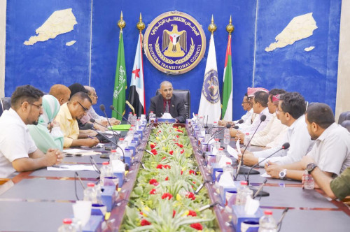 الرئيس الزُبيدي يترأس لقاءً مشتركًا للجنة الجماهيرية في الجمعية الوطنية والدائرة الجماهيرية بالأمانة العامة