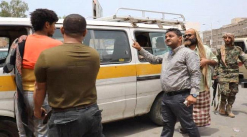 مدير عام الشيخ عثمان ينفذ نزولاً ميدانياً لضبط السائقين المخالفين لتسعيرة النقل الداخلي