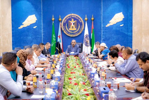 الرئيس الزُبيدي يُطالب رؤساء البنوك التجارية والصرافين بضرورة التوصُّل إلى حلول جدِّية وسريعة للحد من عملية المضاربة بالعملة