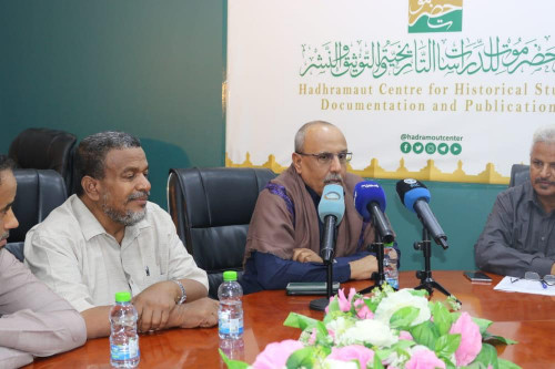الكثيري يزور مركز حضرموت للدراسات التاريخية والتوثيق والنشر بالمكلا ويطلع على نشاطاته