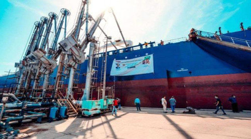 عدن.. وصول 40 ألف طن من المازوت إلى ميناء الزيت لتشغيل محطات الكهرباء