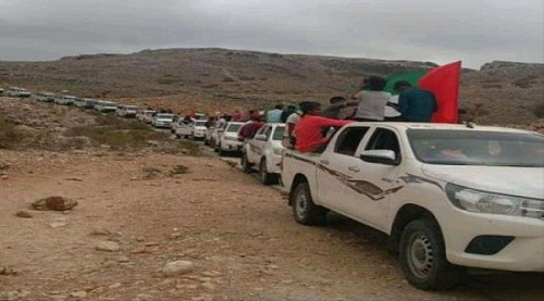 برعاية إماراتية.. سقطرى تزف 100 عريس من ابنائها