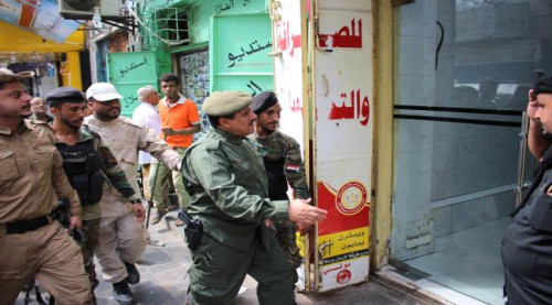 العميد ابو بكر جبر ينفذ حملة نزول مفاجئة إلى عدد من محلات الصرافة في عدن
