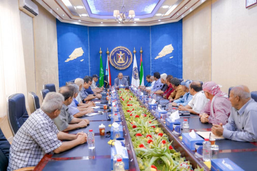 الرئيس الزُبيدي يعقد اجتماعًا مع قيادة الهيئة العسكرية العليا للجيش والأمن الجنوبي